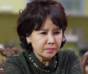 Mẹ chồng 'đóng kịch' thương con dâu suốt 1 năm, đến bữa cơm bà bỗng khen đứa con ngoài giá thú của chồng tôi rồi hạ màn cay độc