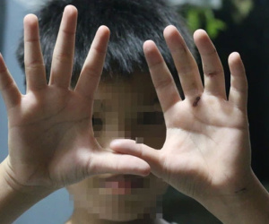 Có hay không bé trai ở Hóc Môn bị cha ruột đánh nát tay, bắt đi bán vé số?