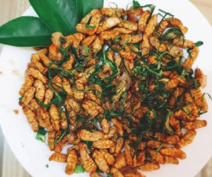 Sốc nặng với cảnh chồng 'nhồi' cơm vào miệng vợ vì tiếc tiền, ép ăn nhộng dù vợ bị dị ứng