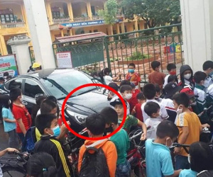 Chán nản với màn đỗ xe kém duyên ngay trước cổng trường ngay giờ cao điểm vào lớp: 'Trường của mình nhà anh chắc!'
