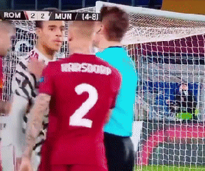 Thấy đồng đội bị bắt nạt, Cavani có hành động khiến CĐV MU nức lòng