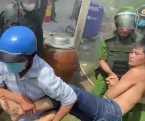 CLIP: Công an khống chế kẻ ngáo đá đốt nhà rồi cố thủ như phim hành động