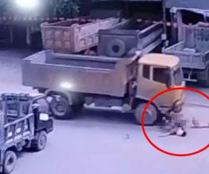 Kinh hoàng khoảnh khắc 2 bé gái đạp xe lao ra đường bị xe ben tông trực diện