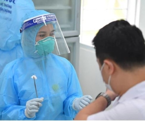 Một nhân viên y tế tử vong sau khi tiêm vắc xin Covid-19