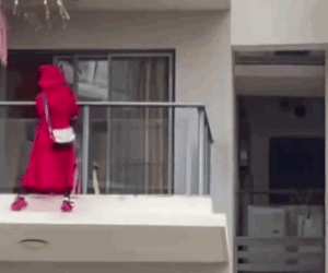 Clip: Đứng uốn éo bên ngoài tầng 25, cô gái nhận cái kết kinh hoàng