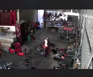 Xe máy đang sửa bất ngờ bốc cháy dữ dội, pha dập lửa của người đàn ông khiến ai nấy ngán ngẩm