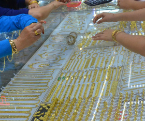 Giá vàng hôm nay 8-5: Mạnh mẽ đi lên, USD bị bán tháo