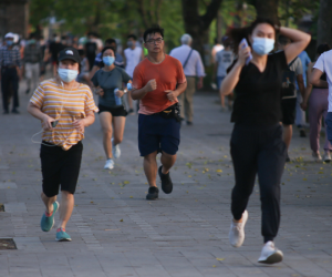 Hà Nội: Phớt lờ lệnh cấm, người dân chủ quan chen chúc tập thể dục ở công viên
