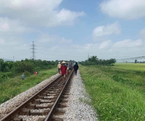 Vụ mẹ ôm con 7 tuổi đi lên đường ray, cháu bé tử vong bất thường: Nghi vấn mẹ sát hại con từ trước