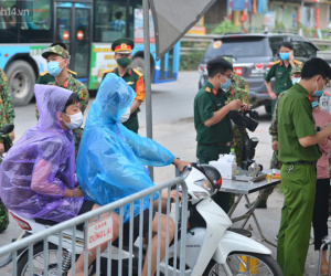 Ảnh: Người dân Thường Tín mặc áo mưa, áo bảo hộ vào khu cách ly
