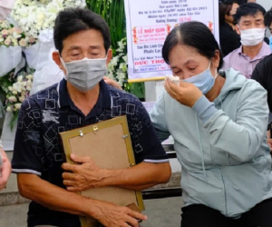 Mẹ cô giáo Cà Mau gặp nạn trong vụ cháy nhà, 8 người chết thảm ở TP.HCM đẫm nước mắt chờ nhận thi thể con