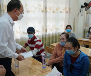 Lãnh đạo TP.HCM động viên, trao tiền hỗ trợ cho người thân của 8 nạn nhân tử vong trong vụ cháy thương tâm