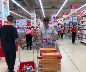 Chợ vắng hoe, khách đổ vào siêu thị mua thực phẩm cuối tuần