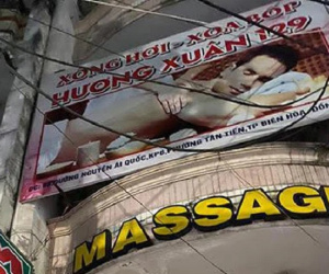 Đột kích cơ sở massage, bắt quả tang nữ nhân viên “tắm tiên' cùng khách