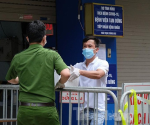 Bệnh viện Medlatec bị phong toả, công an giúp bác sĩ chuyển thuốc đến bệnh nhân ngoại trú