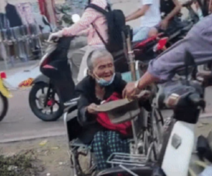 Xúc động cảnh người đàn ông mang một nửa tiền trong túi cho bà cụ ăn xin, dân mạng lan truyền clip cùng thông điệp ý nghĩa
