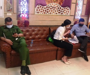 Hà Nội: Một nhà hàng bị phạt 39 triệu vì cho khách hát karaoke giữa mùa dịch