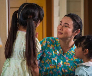 Trưa nắng như đổ lửa, mẹ tôi mặc quần ống thấp ống cao đi thăm con cháu, nhìn món đồ bà khệ nệ mang mà tôi rơi nước mắt