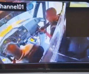 Gã đàn ông cầm súng uy hiếp xe bus chở học sinh, phút cuối buông cò vì lý do 'ná thở' nhưng không kém phần cảm động