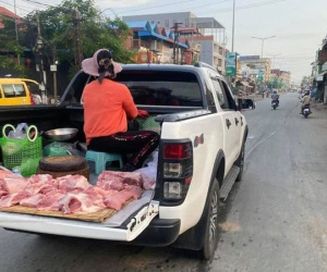 Dùng phương tiện 'lạ' đi bán thịt mùa dịch, chị gái để lộ gia thế khủng khiến dân mạng bất ngờ