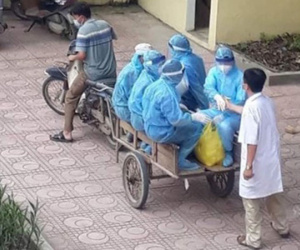 Cảm động trước hình ảnh các tình nguyện viên, bác sĩ chống dịch ngồi xe kéo đi làm nhiệm vụ