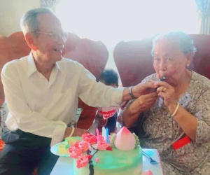 Cuộc gặp mặt nhờ mai mối và chuyện tình kéo dài hơn 6 thập niên của 2 ông bà khiến tất cả ngưỡng mộ
