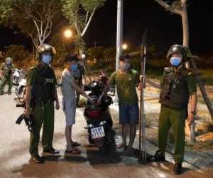 Vác dao phóng lợn đi 'đánh lộn', 2 thanh niên chưa kịp 'tham chiến' thì bị cảnh sát nổ súng bắt giữ