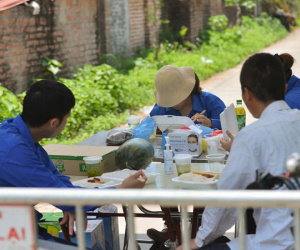 Toàn cảnh phong toả một xã có 7 ca mắc Covid-19 ở Hà Nội: Người dân tiếp tế lương thực giữa trưa nắng