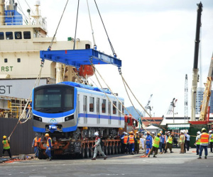Cận cảnh 2 đoàn tàu tuyến Metro số 1 cập cảng TPHCM
