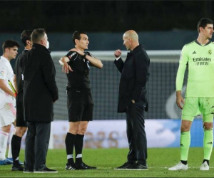 Zidane bức xúc vì Real bị thổi phạt penalty sau lỗi chạm tay của... cầu thủ Sevilla
