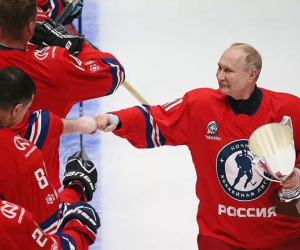 Lần đầu tái xuất trong giải khúc côn cầu ngôi sao, Tổng thống Putin gây sốt