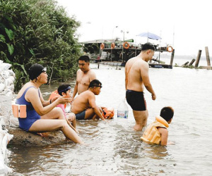Dịch bệnh phức tạp, nhiều người vẫn đổ xô ra bãi giữa sông Hồng 'giải nhiệt'