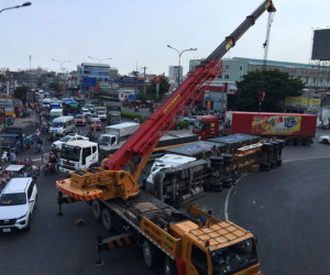 TP.HCM: Xe container lật ngang ngay ngã tư, 2 tuyến Quốc lộ tê liệt hàng giờ
