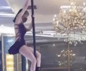 Quan khách 'đỏ mặt' trước màn múa cột trong đám cưới