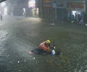 Mưa dông gió giật kèm sấm chớp kinh hoàng ập xuống giờ tan tầm, Hà Nội ngập khắp các tuyến đường