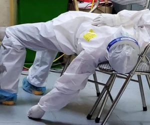 Hình ảnh xúc động trong ngày có tới 129 ca mắc COVID-19 mới: Nhân viên y tế kiệt sức ngủ gục tại chỗ, tình nguyện viên ngồi xe kéo ra 'tiền tuyến' chống dịch