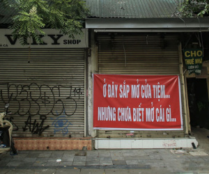 COVID-19 quay trở lại, 'siêu mặt tiền' trên phố cổ Hà Nội ế ẩm treo biển 'sắp mở cửa tiệm nhưng chưa biết mở cái gì'