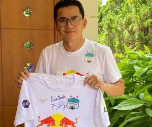 Kiatisuk bán đấu giá áo, ủng hộ gần 200 triệu đồng giúp Thái Lan chống dịch Covid-19