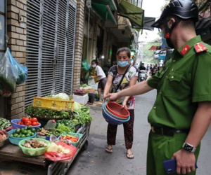 Hà Nội: Lực lượng chức năng ra quân tuyên truyền người dân dừng bán bia hơi và chợ cóc để phòng dịch Covid-19