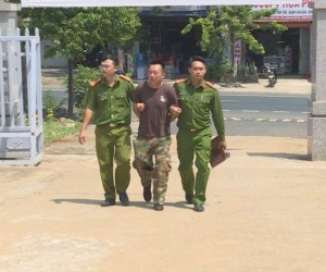 Chửi bới, đâm vào cổ thượng úy công an khi bị triệu tập