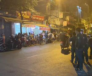 2 nhóm mang bom xăng, mã tấu hỗn chiến ở quận 8
