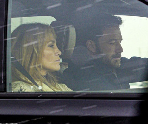 Tình cũ không rủ cũng tới: Jennifer Lopez bị 'tóm' du lịch với tài tử Batman sau 17 năm hủy hôn, chuyện quá khứ bỗng hot lại