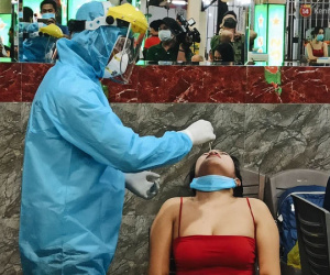 Hàng loạt nhân viên, khách nhậu ở Sài Gòn được lấy mẫu xét nghiệm Covid-19
