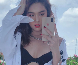Ngọc Trinh 'toang' hết cả áo sơ mi khoe đôi gò bồng đảo nóng bỏng