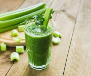 HH Đỗ Hà uống nước ép cần tây để da đẹp, dáng thon, đánh tan bụng mỡ