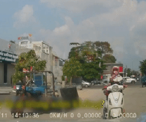 Người phụ nữ 'siêu lầy': Dừng xe giữa đường, thích đi thẳng, không đi vòng và bắt ô tô phải tránh