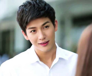 Thấy vợ hay ở trong nhà tắm cả tiếng đồng hồ, tôi tò mò nhìn vào rồi chết lặng với hành động của cô ấy