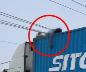 Trèo lên gỡ dây điện, khoảnh khắc tài xế bị giật tử vong trên thùng container khiến ai cũng rụng rời