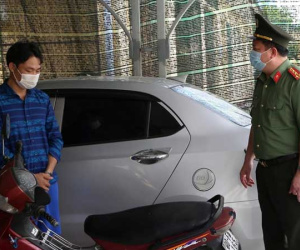 Siết cổ tài xế cướp taxi không thành, đối tượng quay sang cướp xe máy