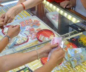 Giá vàng hôm nay 13-5: Giảm sâu trước sức ép USD, trái phiếu Mỹ